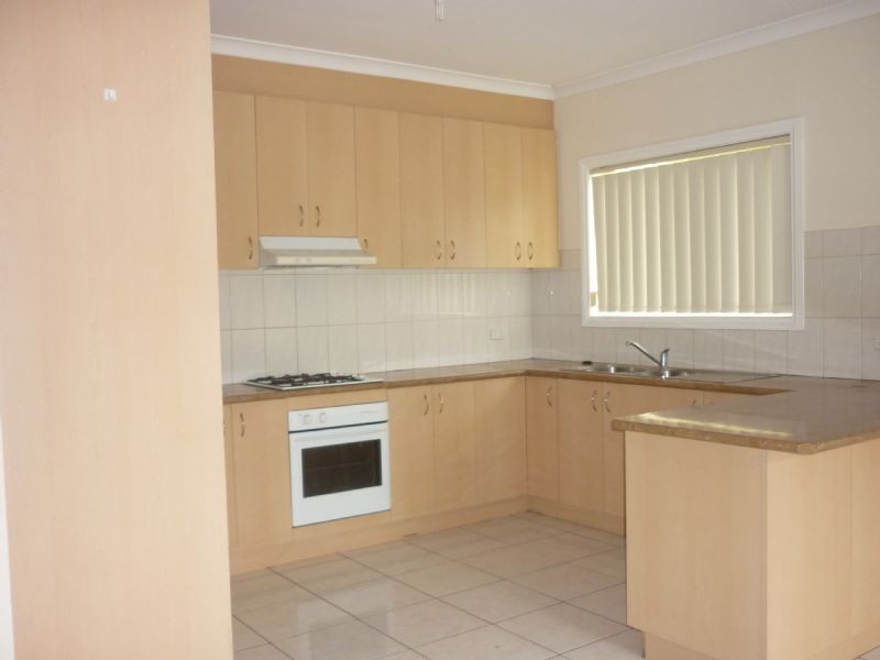 8 Woodlea Crescent, Craigieburn VIC 3064