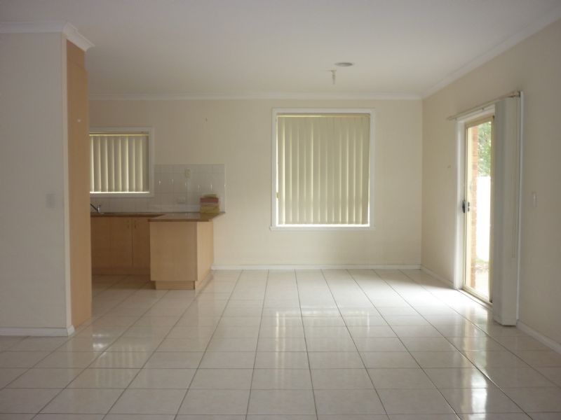 8 Woodlea Crescent, Craigieburn VIC 3064