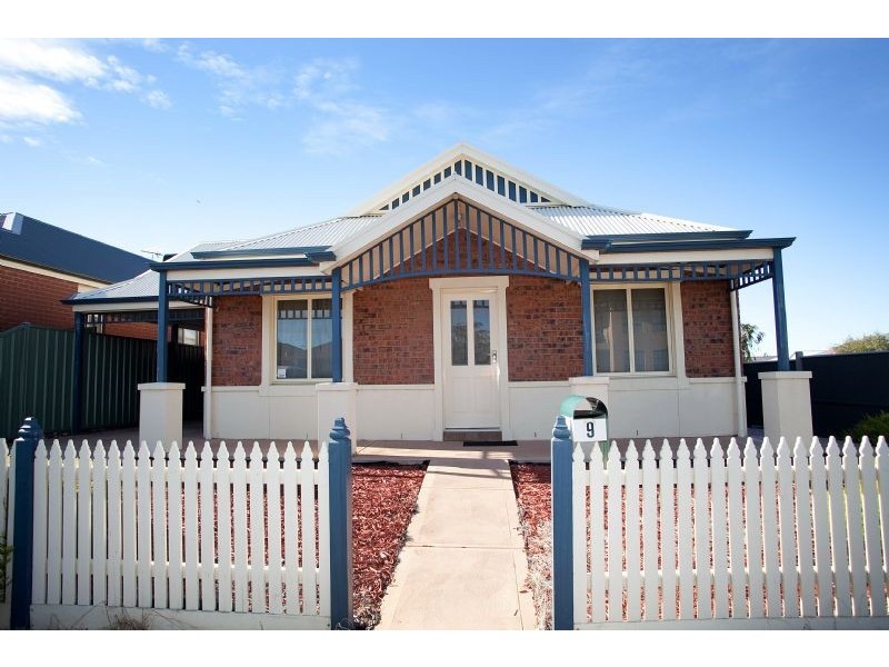9 Ballarat Court, Craigieburn VIC 3064