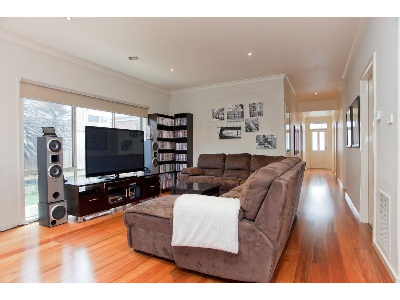 16 Earlston Place, Craigieburn VIC 3064