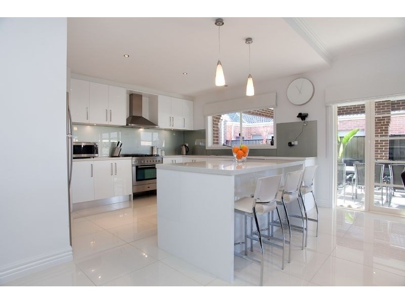 6 Cheltenham Close, Craigieburn VIC 3064