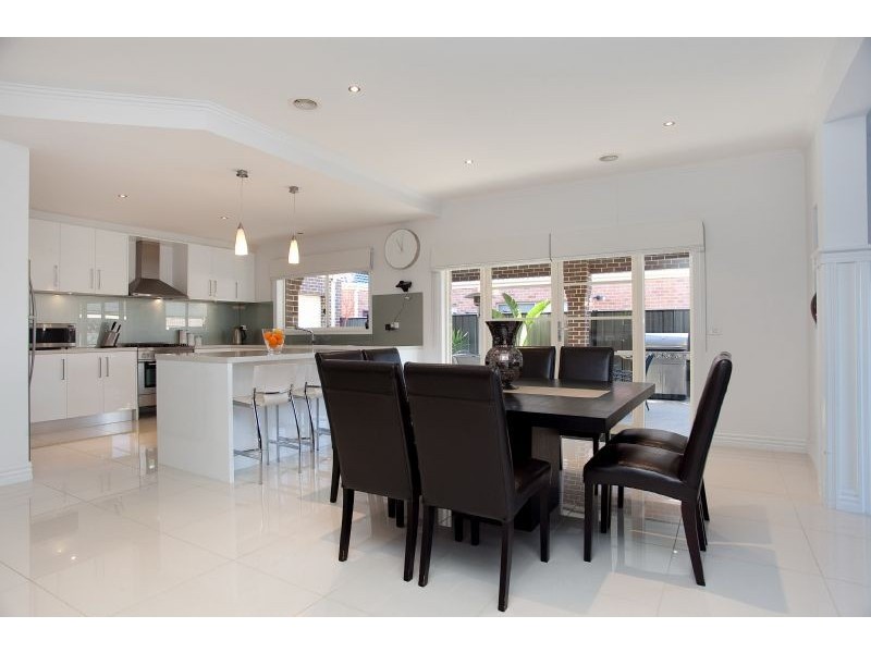 6 Cheltenham Close, Craigieburn VIC 3064