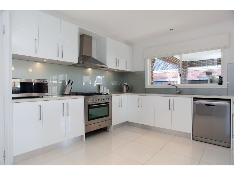 6 Cheltenham Close, Craigieburn VIC 3064