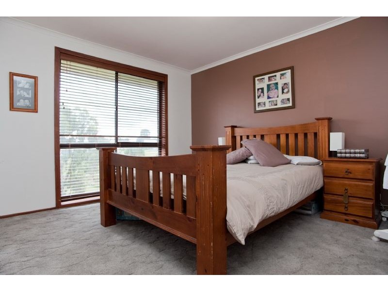 11 Gillingham Crescent, Craigieburn VIC 3064