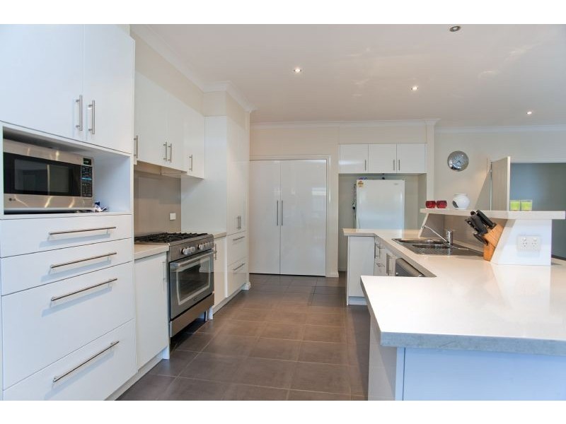 37 Serendip Crescent (Greenvale Lakes), Greenvale VIC 3059