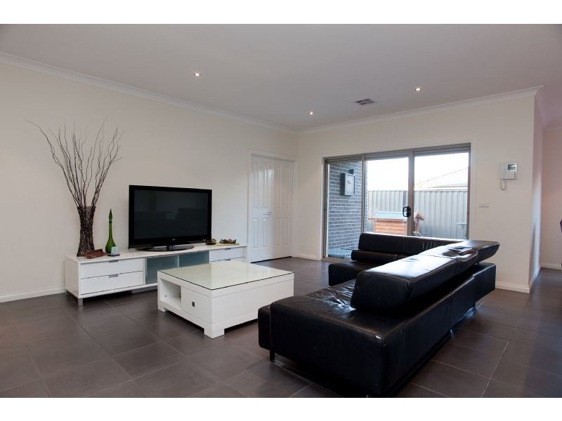 37 Serendip Crescent (Greenvale Lakes), Greenvale VIC 3059