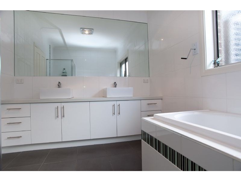 37 Serendip Crescent (Greenvale Lakes), Greenvale VIC 3059