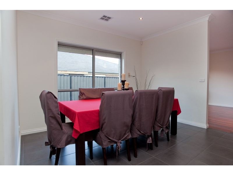 37 Serendip Crescent (Greenvale Lakes), Greenvale VIC 3059