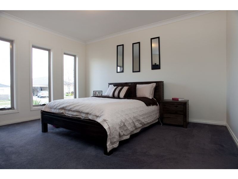 37 Serendip Crescent (Greenvale Lakes), Greenvale VIC 3059