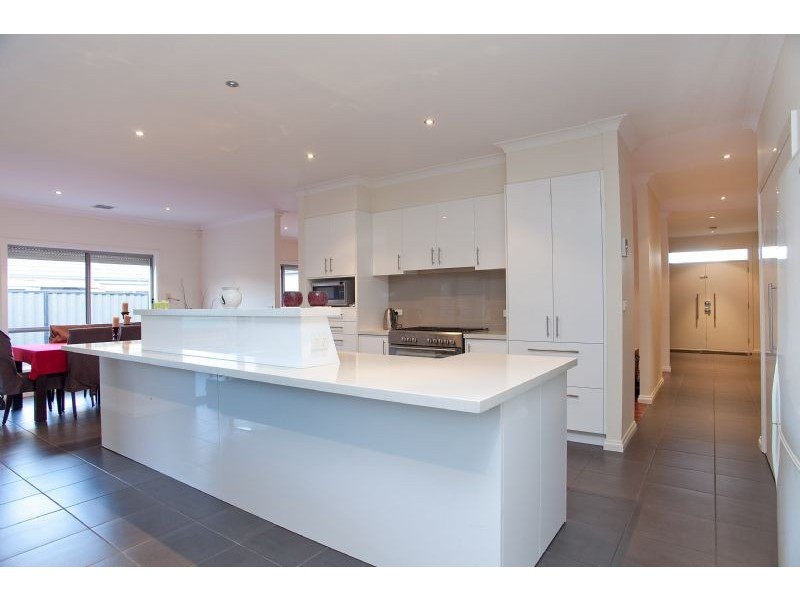 37 Serendip Crescent (Greenvale Lakes), Greenvale VIC 3059