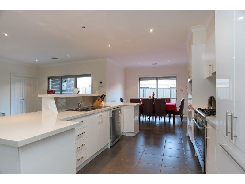 37 Serendip Crescent (Greenvale Lakes), Greenvale VIC 3059
