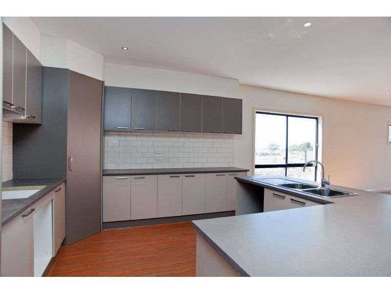 28 Viewside Crescent, Craigieburn VIC 3064