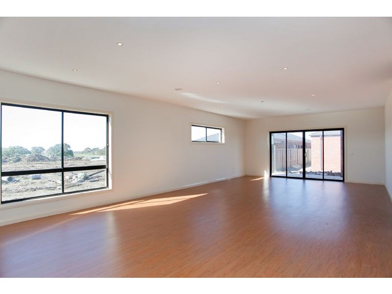 28 Viewside Crescent, Craigieburn VIC 3064