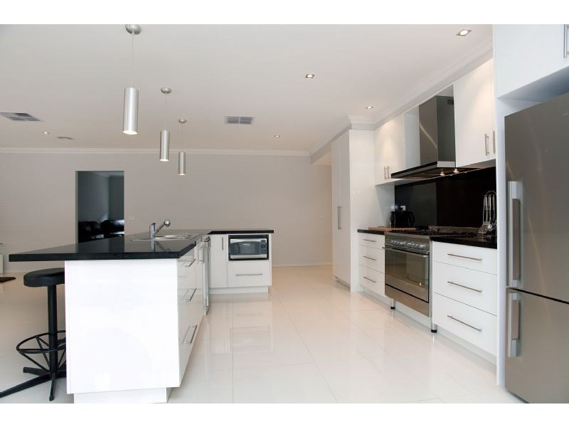 33 Thorngrove Avenue, Craigieburn VIC 3064