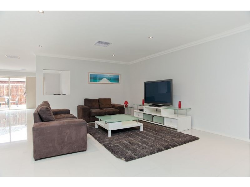 33 Thorngrove Avenue, Craigieburn VIC 3064