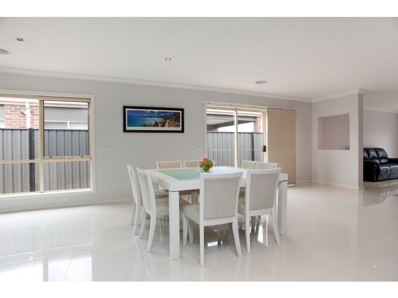 33 Thorngrove Avenue, Craigieburn VIC 3064