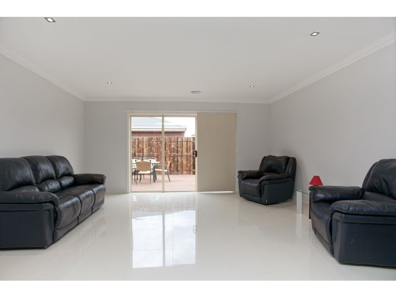 33 Thorngrove Avenue, Craigieburn VIC 3064