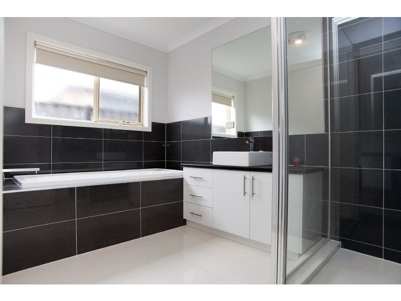33 Thorngrove Avenue, Craigieburn VIC 3064