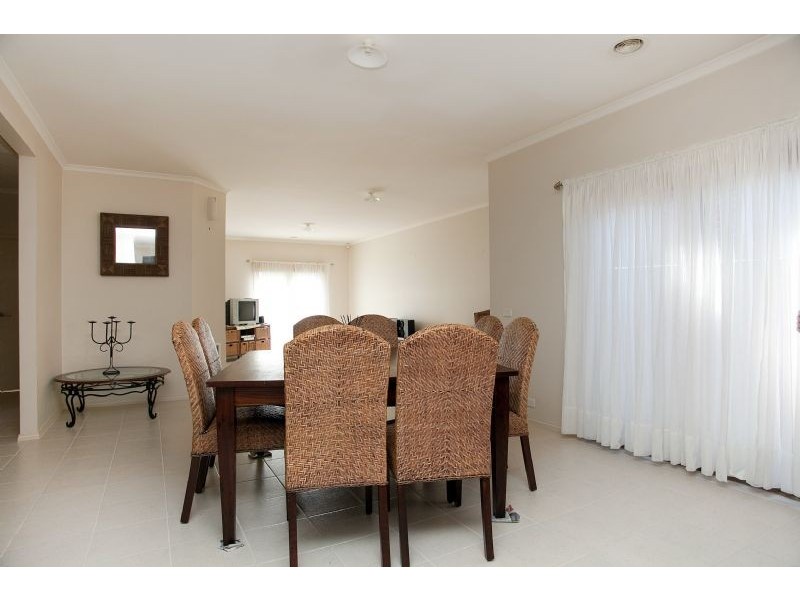 31 Dalwhinnie Crescent, Craigieburn VIC 3064