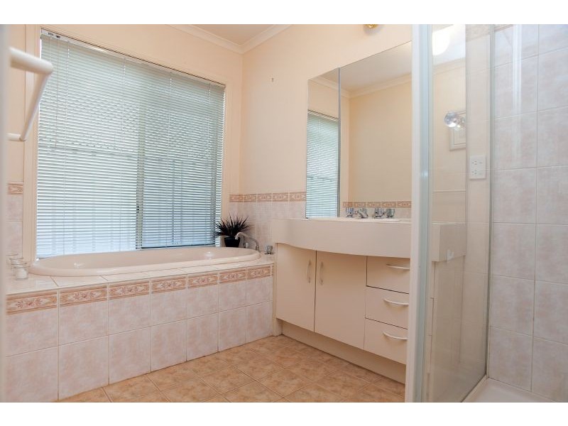 4 Elmwood Place, Craigieburn VIC 3064