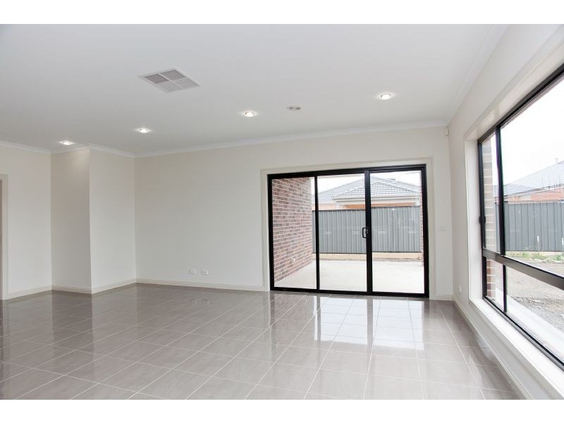 23 Oakgrove Drive, Craigieburn VIC 3064
