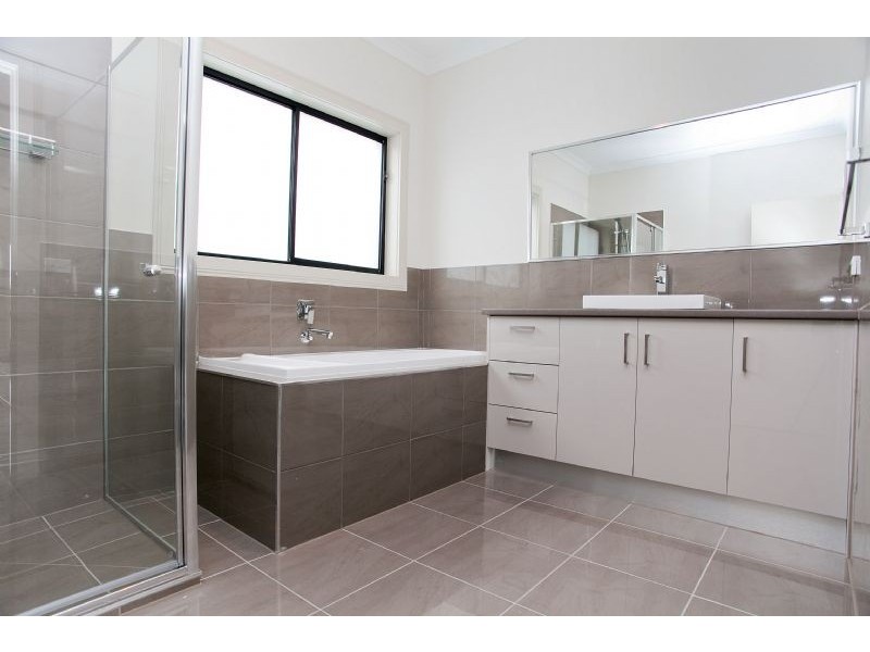 23 Oakgrove Drive, Craigieburn VIC 3064