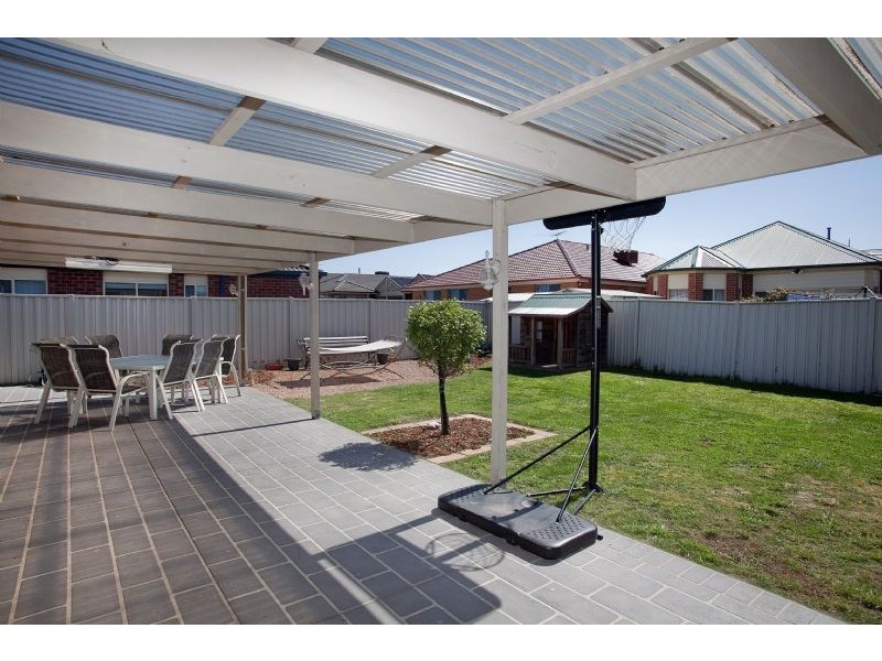 8 Waterdale Rise, Craigieburn VIC 3064
