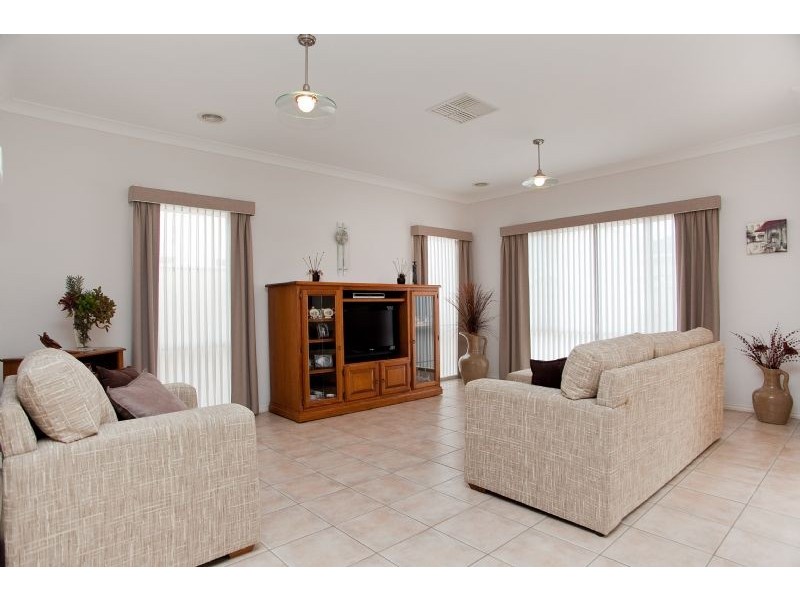 18 Garfield Way, Craigieburn VIC 3064