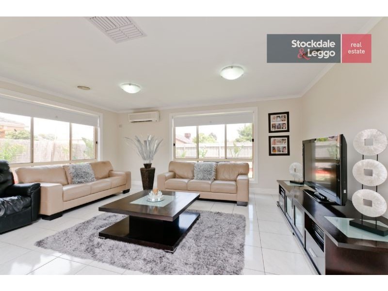 2 Bingin Place, Craigieburn VIC 3064