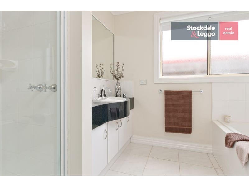 2 Bingin Place, Craigieburn VIC 3064