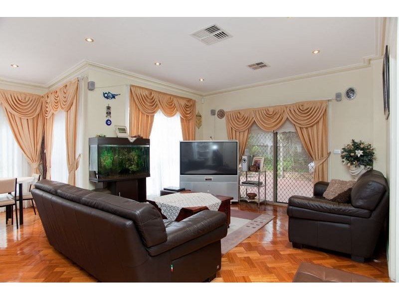 8 Hunter Avenue, Roxburgh Park VIC 3064