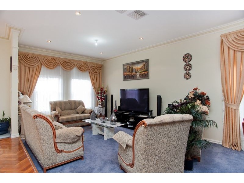 8 Hunter Avenue, Roxburgh Park VIC 3064
