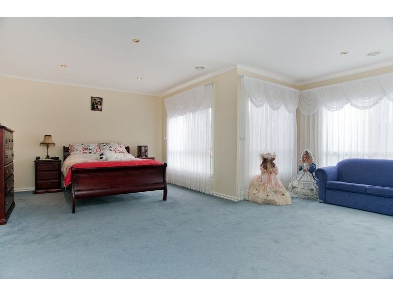 8 Hunter Avenue, Roxburgh Park VIC 3064
