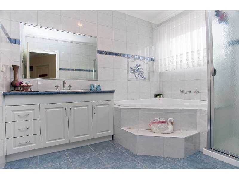 8 Hunter Avenue, Roxburgh Park VIC 3064