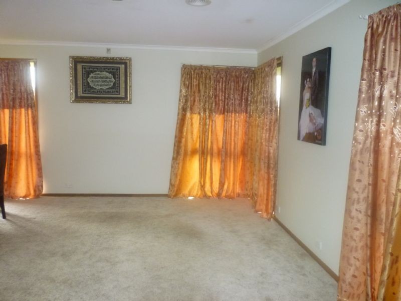 27 Banbury Crescent, Craigieburn VIC 3064