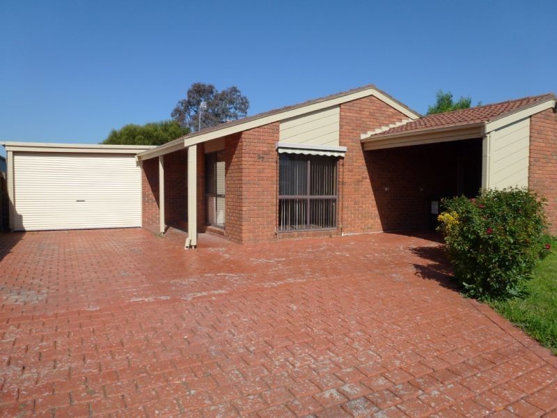 27 Gillingham Cres, Craigieburn VIC 3064