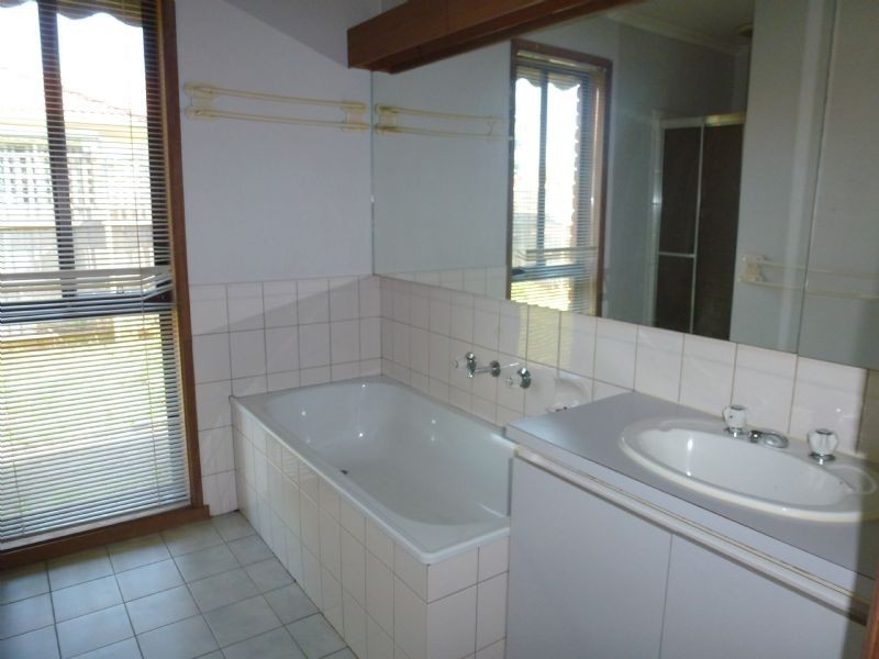 27 Gillingham Cres, Craigieburn VIC 3064