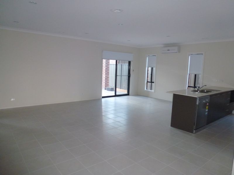 21 Oakgrove Drive, Craigieburn VIC 3064