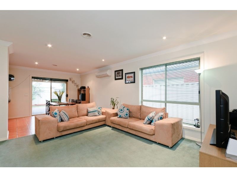 11 Crossdale Green, Craigieburn VIC 3064