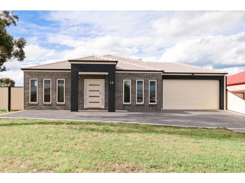 15 Redcliffs Crescent, Roxburgh Park VIC 3064