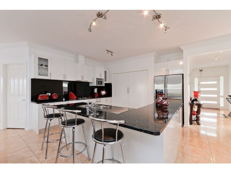15 Redcliffs Crescent, Roxburgh Park VIC 3064