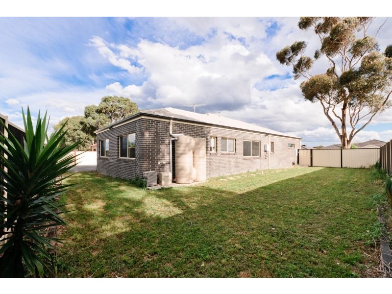 15 Redcliffs Crescent, Roxburgh Park VIC 3064