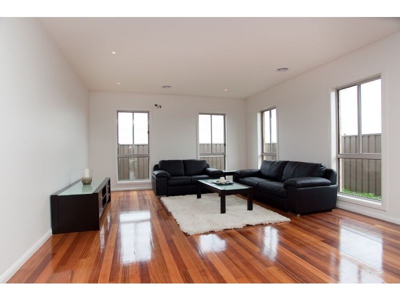 4 Clarendon Avenue, Craigieburn VIC 3064