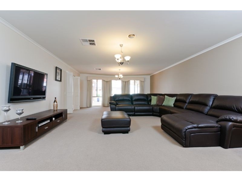 11 Ballybunion Avenue, Craigieburn VIC 3064