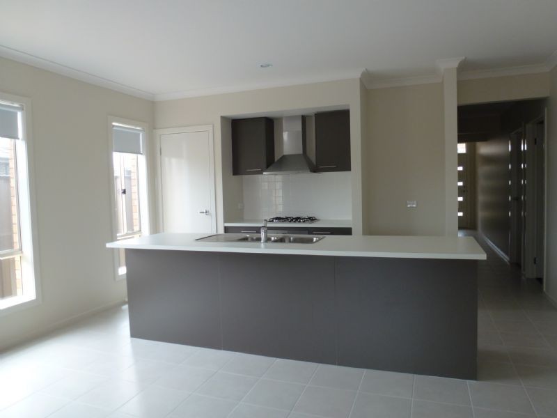 14 Viewside Cres, Craigieburn VIC 3064