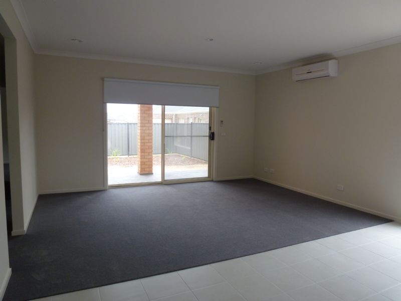 14 Viewside Cres, Craigieburn VIC 3064