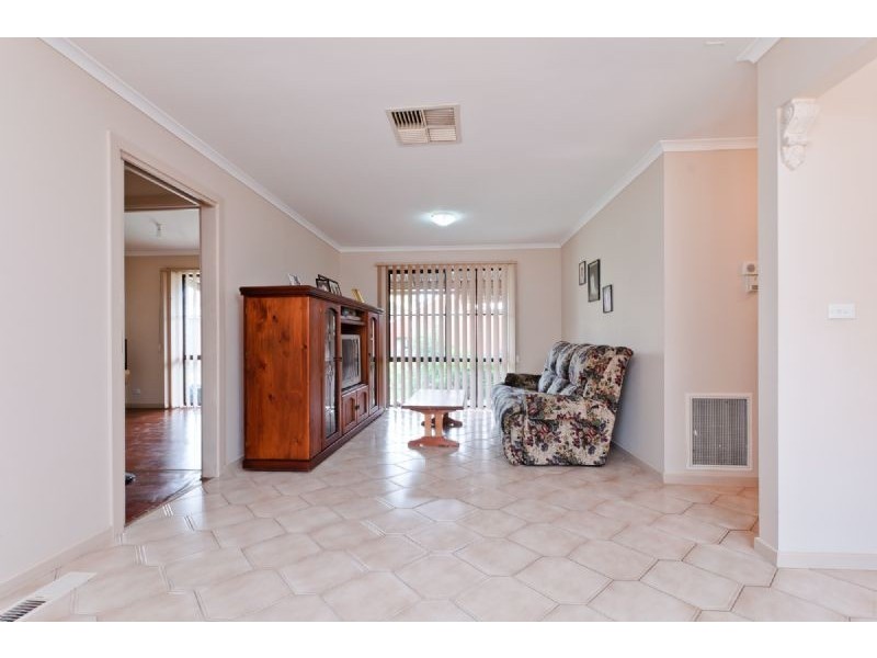 5 Chinnock Court, Craigieburn VIC 3064