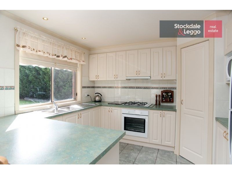 17 Baynton Crescent, Roxburgh Park VIC 3064