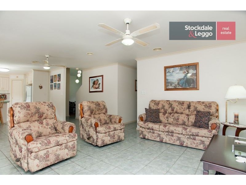 17 Baynton Crescent, Roxburgh Park VIC 3064