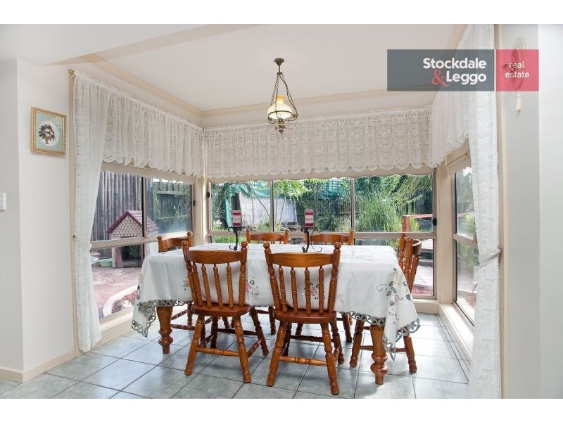 17 Baynton Crescent, Roxburgh Park VIC 3064